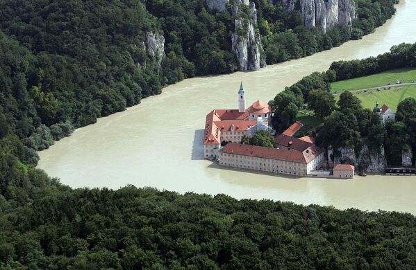El Danubio (2.850 km) es el segundo río más largo y caudaloso de Europa después del Volga. El Danubio es conocido como río internacional: nace en las montañas de Alemania, atraviesa 10 países europeos, incluidas varias capitales, y desemboca en el mar Negro en la frontera de Ucrania y Moldavia. Foto: el Danubio se desborda cerca del monasterio de Weltenburg, en el sur de Alemania. - Sputnik Mundo