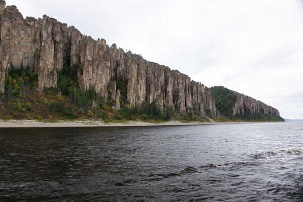 El gran río siberiano Lena es el décimo más largo del mundo (4.400 km). En su curso alto se alzan a lo largo de sus orillas los majestuosos Pilares del Lena, acantilados tallados por el agua de hasta 200-300 m de altura. - Sputnik Mundo