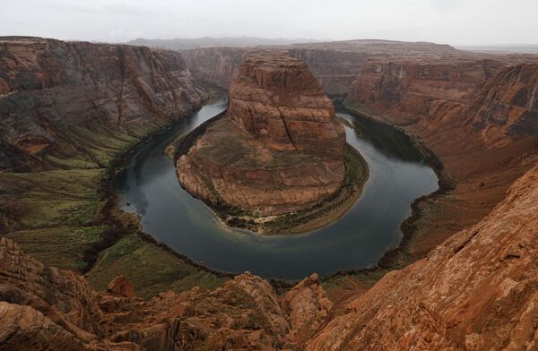 El río Colorado (2.334 km), que atraviesa EEUU y México, debe su nombre al limo rojo que teñía sus aguas hasta 1963, cuando se construyó la presa de Gran Cañón para impedir que entrara en el río. El Colorado es uno de los ríos más pintorescos del mundo. En sus orillas hay 11 parques nacionales, incluido el famoso Gran Cañón. - Sputnik Mundo