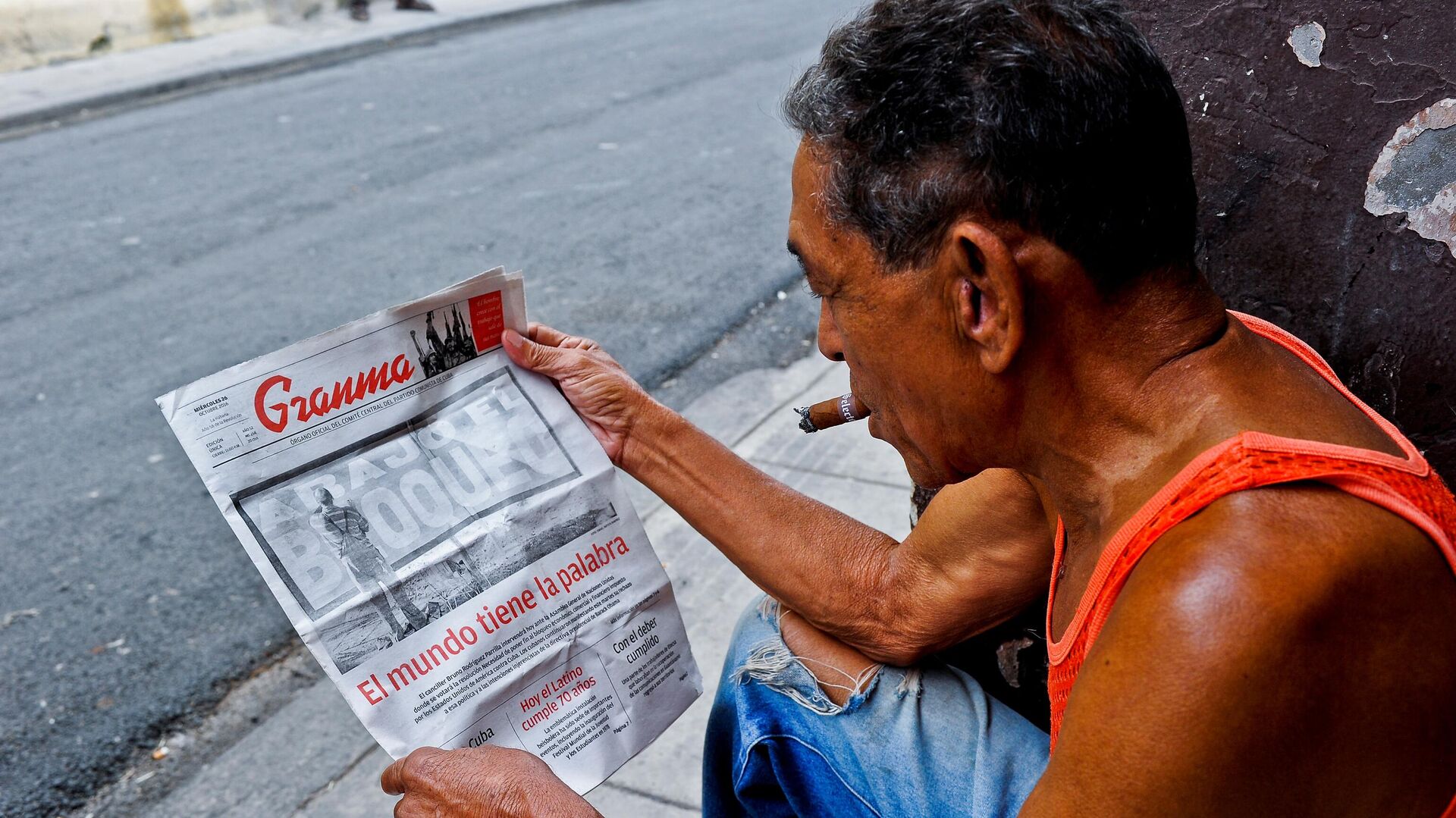 Un hombre con la revista cubana 'Granma' - Sputnik Mundo, 1920, 14.03.2023
