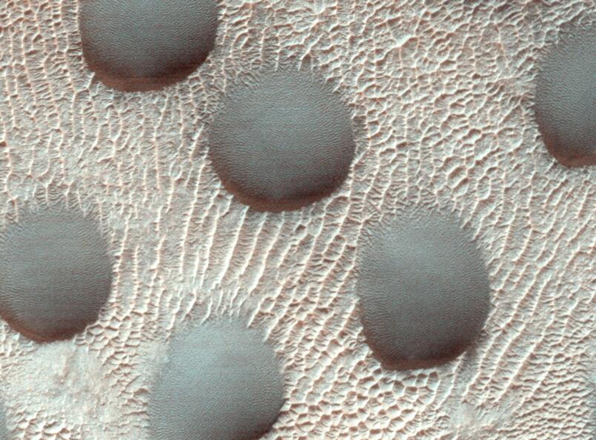 La anterior imagen de las dunas de arena casi perfectamente circulares en Marte cubiertas de escarcha - Sputnik Mundo, 1920, 15.03.2023