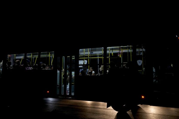 Pasajeros de un autobús en Buenos Aires durante un apagón. - Sputnik Mundo
