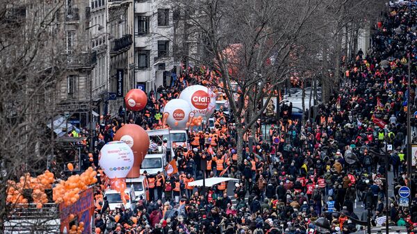 Protestas en Parísa contra la reforma de pensiones - Sputnik Mundo