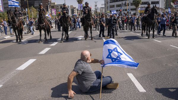 Los israelíes bloquean una carretera principal para protestar contra los planes del nuevo Gobierno para revisar el sistema judicial, en Tel Aviv, Israel, el 1 de marzo de 2023 - Sputnik Mundo