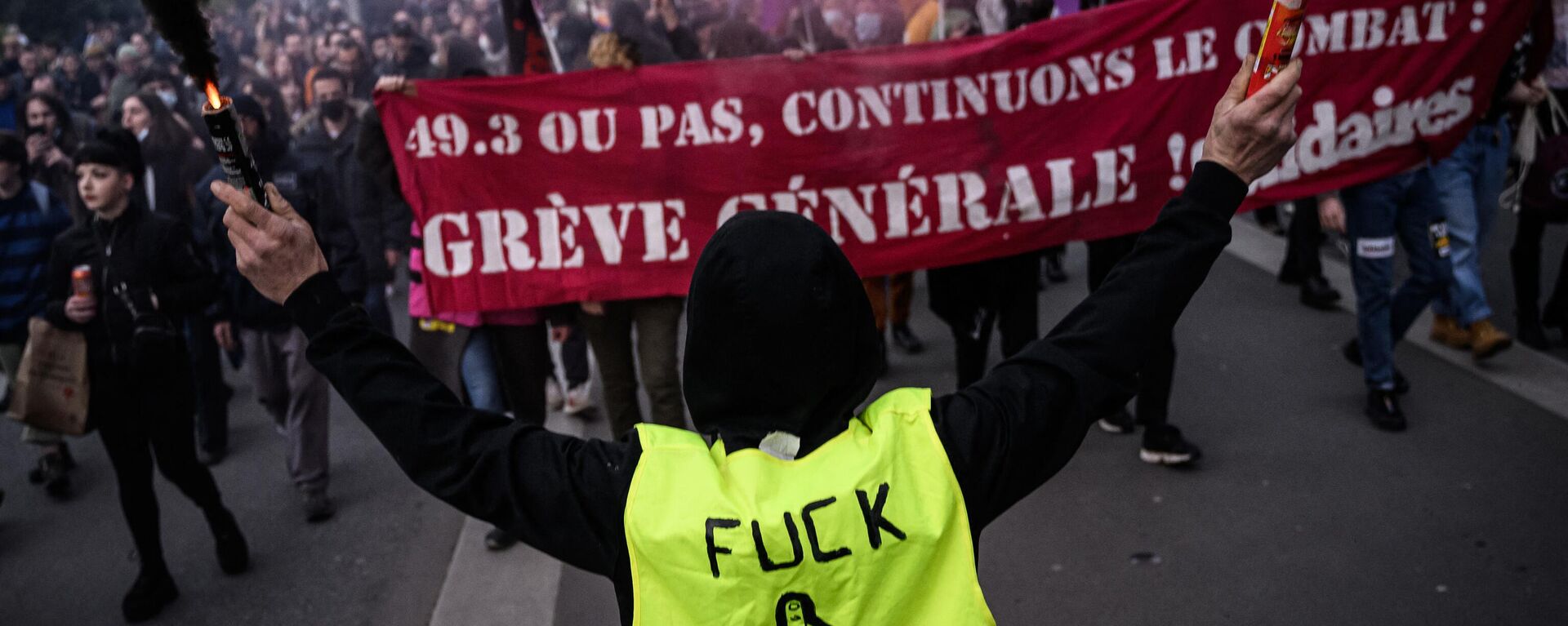 Manifestantes sostienen una pancarta del sindicato Solidaires durante las protestas en París del 16 de marzo de 2023 - Sputnik Mundo, 1920, 17.03.2023