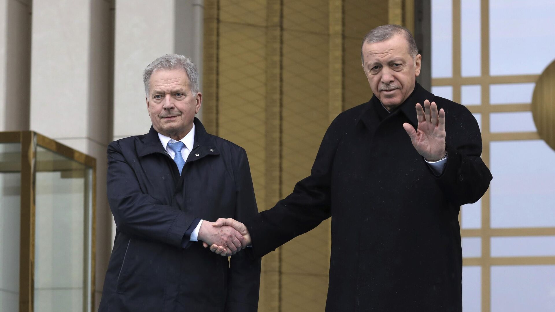 El presidente de Finlandia, Sauli Niinisto, y el mandatario turco, Recep Tayyip Erdogan, se dan la mano durante una ceremonia de bienvenida en el palacio presidencial de Ankara, Turquía, el 17 de marzo de 2023 - Sputnik Mundo, 1920, 17.03.2023