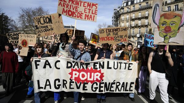 Personas durante una manifestación contra el plan del gobierno de elevar la edad de jubilación a 64 años, en París el 16 de marzo de 2023 - Sputnik Mundo