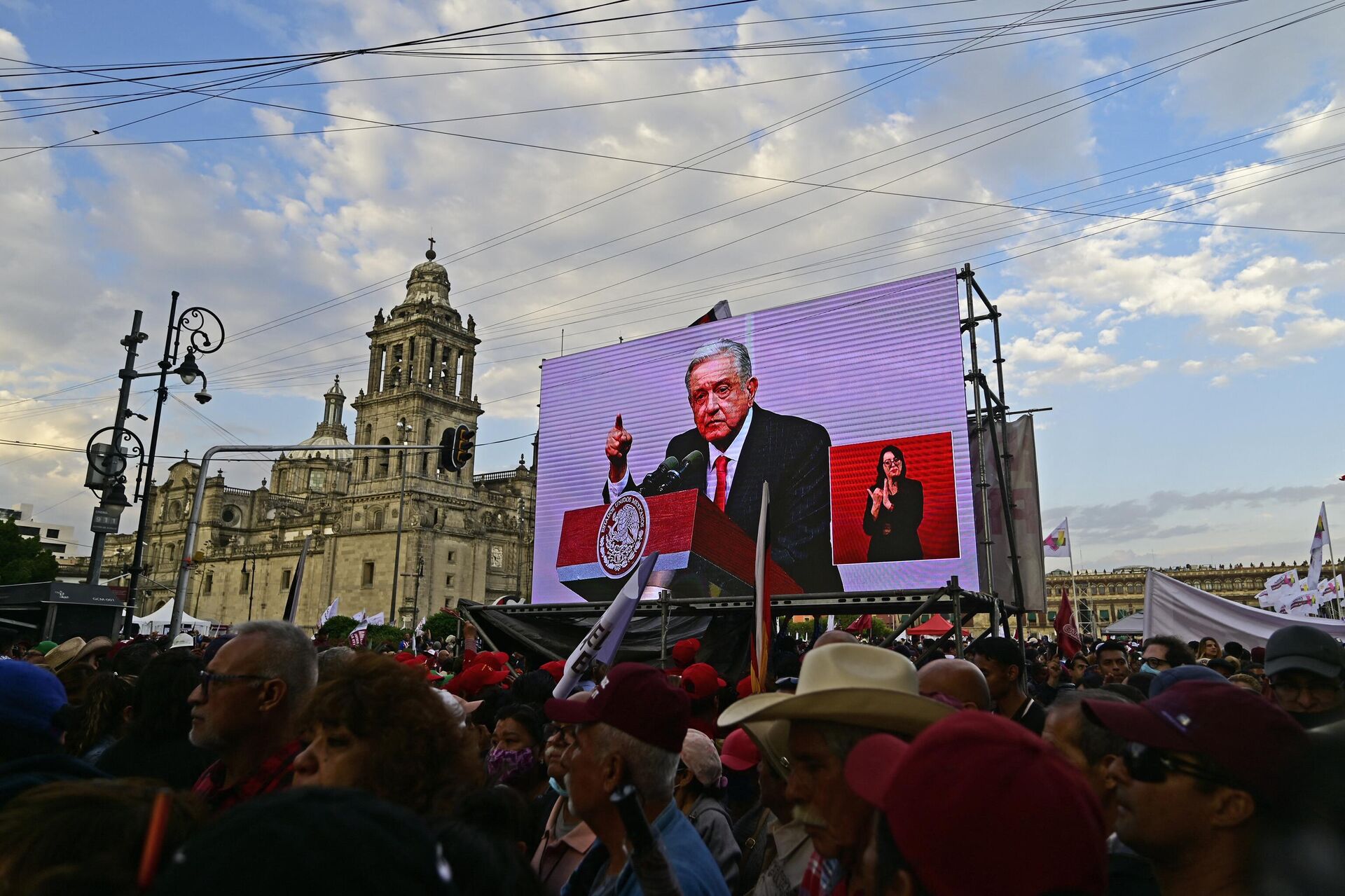 El presidente de México, Andrés Manuel López Obrador, durante su evento público en el Zócalo de la Ciudad de México el 18 de marzo - Sputnik Mundo, 1920, 19.03.2023