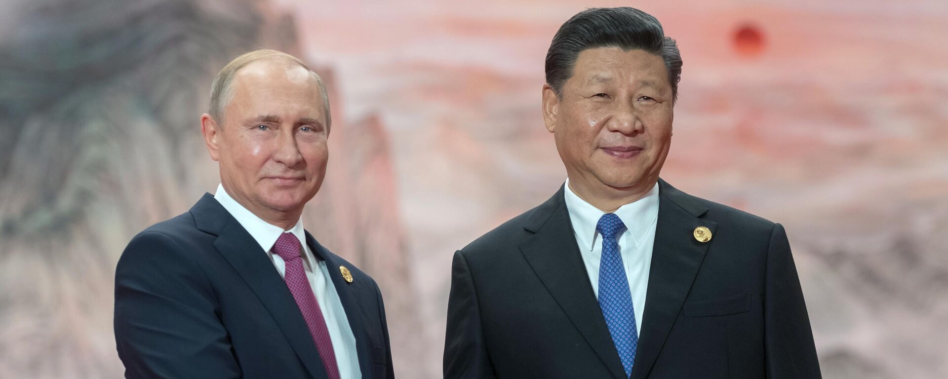 El presidente ruso, Vladímir Putin, y el presidente chino, Xi Jinping, durante la reunión de miembros de la Organización de Cooperación de Shanghai (OCS) en Qingdao, China  - Sputnik Mundo, 1920, 19.03.2023