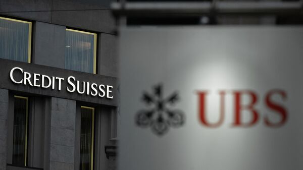 Un letrero del banco Credit Suisse, visto detrás de un letrero del banco suizo UBS, en Ginebra, Suiza   - Sputnik Mundo