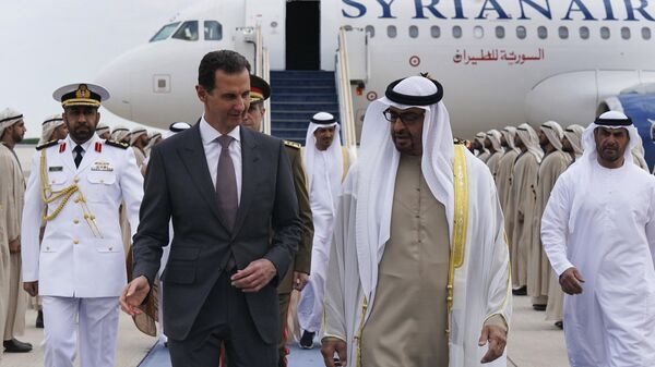 El presidente de Siria, Bashar Asad, y su homólogo de Emiratos Árabes Unidos (EAU), el jeque Mohamed bin Zayed al Nahyan, - Sputnik Mundo
