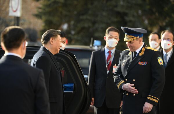 En la foto: el líder chino antes de una reunión con el presidente ruso. A la derecha, el teniente general Serguéi Udovenko, comandante del Kremlin de Moscú. - Sputnik Mundo