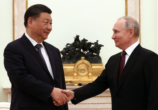 Al dar la bienvenida a su homólogo chino, Vladímir Putin declaró que China ha logrado un gran avance en los últimos años y que ello suscitaba un verdadero interés en todo el mundo. &quot;Incluso los envidiamos un poco&quot;, añadió el presidente ruso. - Sputnik Mundo
