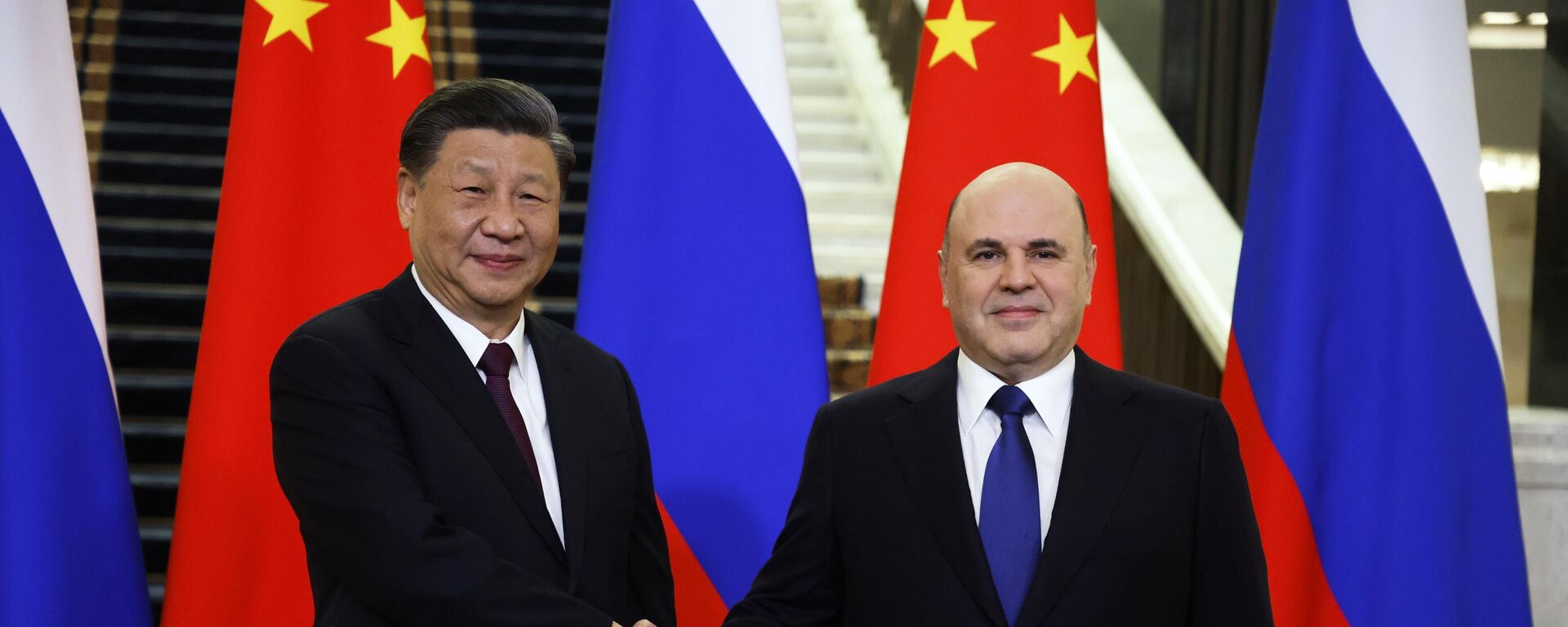 El presidente chino, Xi Jinping, y el primer ministro ruso, Mijaíl Mishustin - Sputnik Mundo, 1920, 21.03.2023