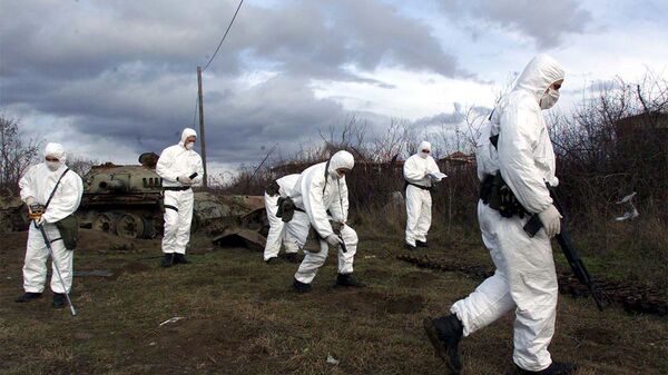 Evaluación de los niveles de radiación tras un bombardeo de la OTAN en la ciudad de Klina, al oeste de Kosovo. - Sputnik Mundo