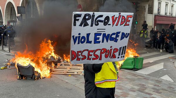 Las protestas contra la reforma de pensiones del presidente francés, Emmanuel Macron, en París - Sputnik Mundo