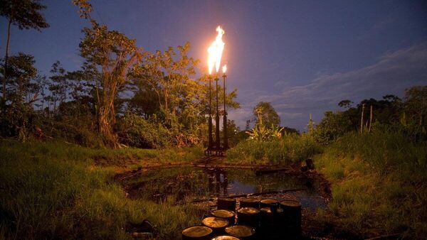 Mecheros de gas de la industria petrolera en Ecuador - Sputnik Mundo
