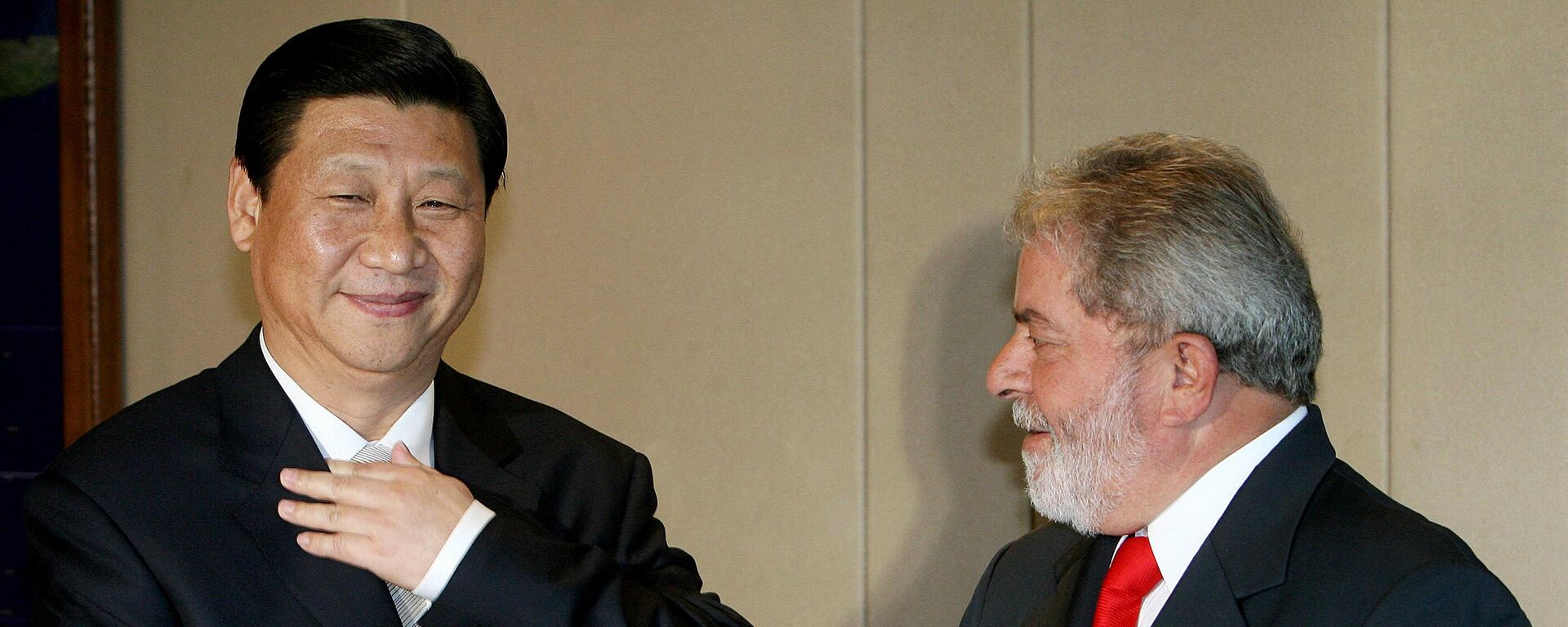El presidente brasileño Luiz Inácio Lula da Silva con su homólogo chino, Xi Jinping durante una reunión en Brasilia en 2009 - Sputnik Mundo, 1920, 24.03.2023