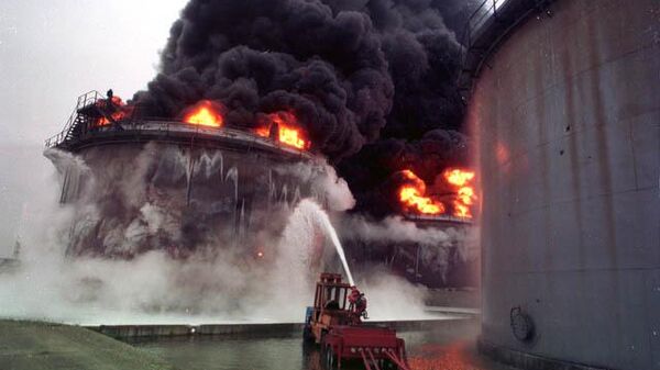 Bombardeo de la OTAN de una refinería de petróleo en Novi Sad, 1999 - Sputnik Mundo