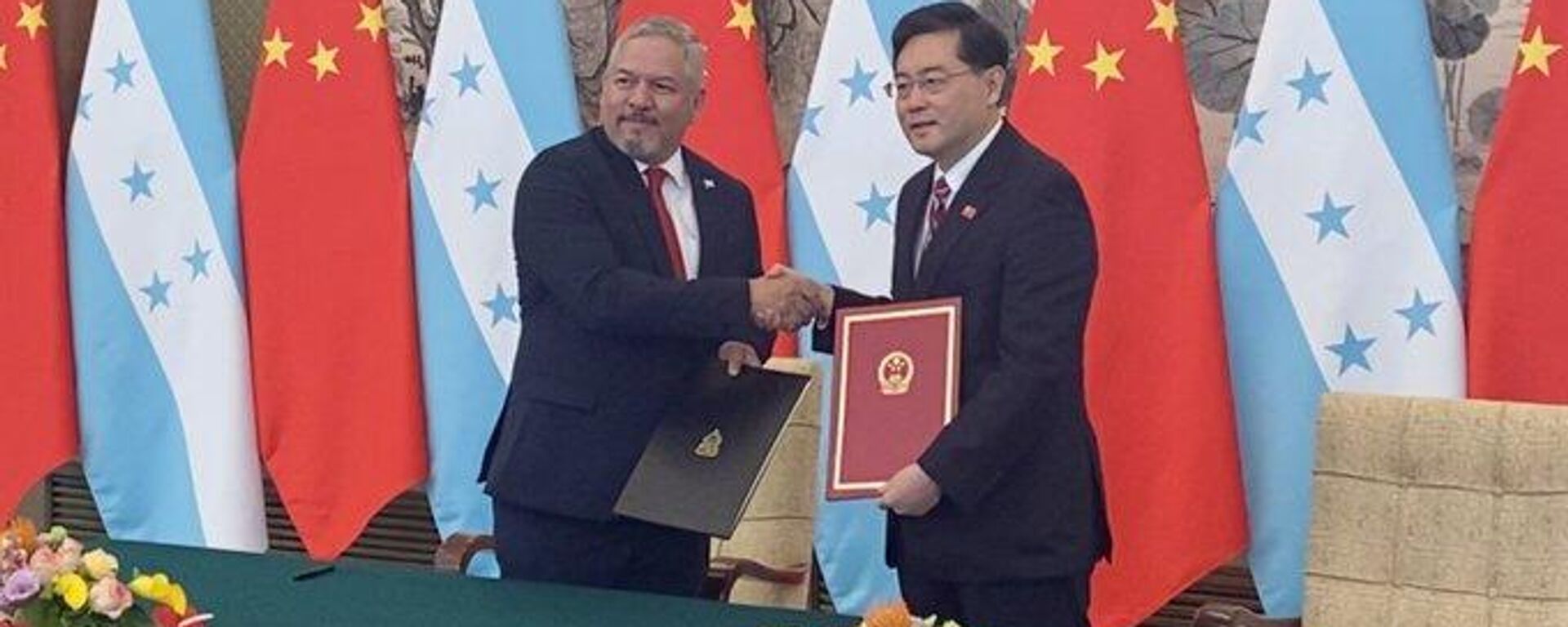 Los ministros de exteriores de China y Honduras firman el restablecimiento de relaciones diplomáticas.  - Sputnik Mundo, 1920, 13.05.2023