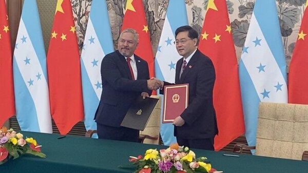 Los ministros de exteriores de China y Honduras firman el restablecimiento de relaciones diplomáticas.  - Sputnik Mundo