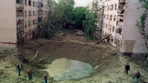 Un misil de la OTAN durante el bombardeo de Yugoslavia impacta en la zona situada entre dos edificios de viviendas y la escuela primaria, 1999  - Sputnik Mundo