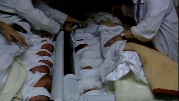 Evacuación a los bebés en el Centro Clínico de doctor Dragisa Misovis, 1999 - Sputnik Mundo
