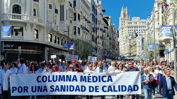 Manifestantes marchan en apoyo del servicio público de salud en el centro de Madrid, España, el 26 de marzo de 2023  - Sputnik Mundo