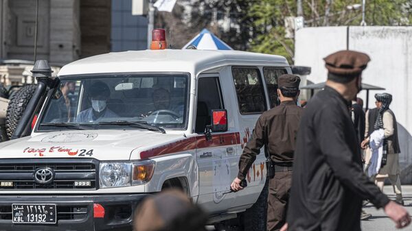Una ambulancia transporta víctimas desde cerca del lugar de un atentado suicida en Kabul, Afganistán, el 27 de marzo de 2023 - Sputnik Mundo