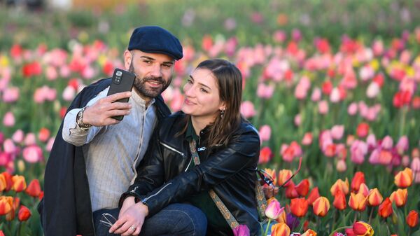 Pareja, haciendo selfies en un campo de tulipanes en Areza, Italia - Sputnik Mundo