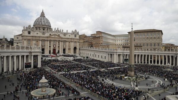 Los fieles llenan la Plaza de San Pedro en el Vaticano, 2019 - Sputnik Mundo