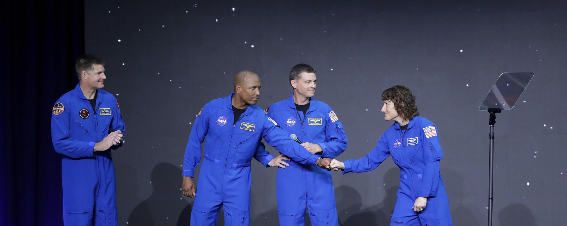 Jeremy Hansen, Victor Glover, Reid Wiseman y Christina Hammock Koch, celebran en el escenario al ser anunciados como la tripulación del Artemis II durante una ceremonia de la NASA, el lunes 3 de abril de 2023, en Houston, EEUU  - Sputnik Mundo, 1920, 03.04.2023