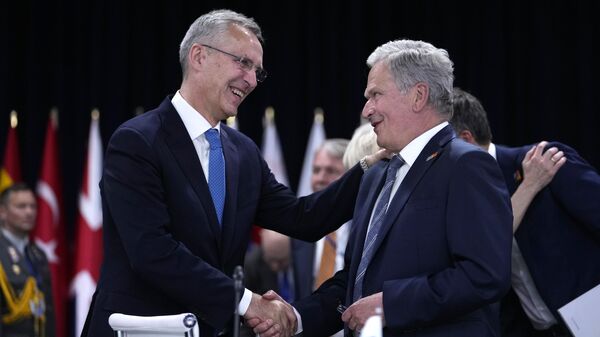 El secretario general del bloque militar, Jens Stoltenberg, y el presidente de Finlandia, Sauli Niinisto - Sputnik Mundo