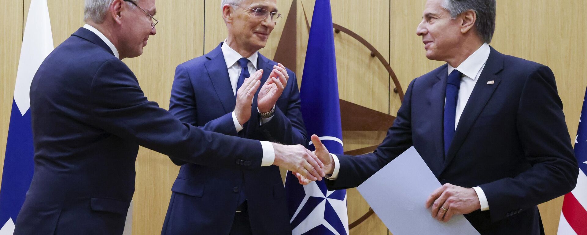 El ministro de Asuntos Exteriores finlandés, Pekka Haavisto, estrecha la mano del secretario de Estado de Estados Unidos, Antony Blinken - Sputnik Mundo, 1920, 04.04.2023