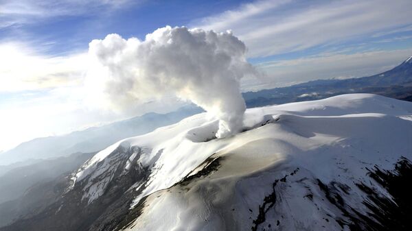 Volcán Nevado del Ruiz, en Colombia - Sputnik Mundo