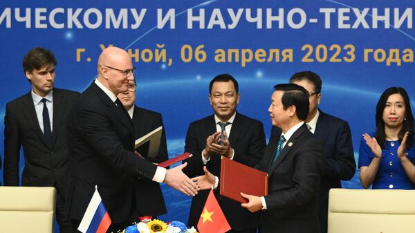 El vice primer ministro ruso Dmitri Chernishenko y su homólogo de Vietnam, Tran Hong Ha - Sputnik Mundo