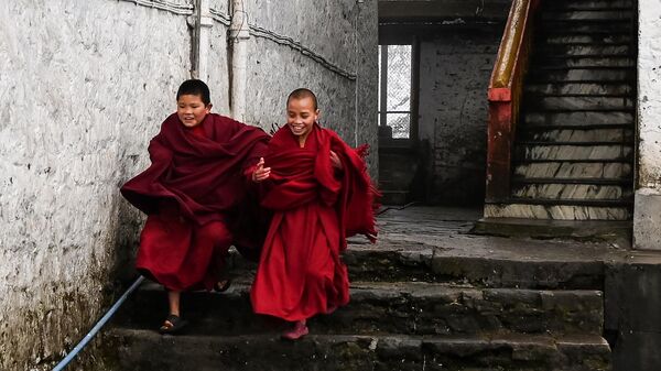 Dos jóvenes monjes budistas juegan entre los recreos de las oraciones en el monasterio principal de Tawang en la ciudad de Tawang, en el estado nororiental indio de Arunachal Pradesh. - Sputnik Mundo