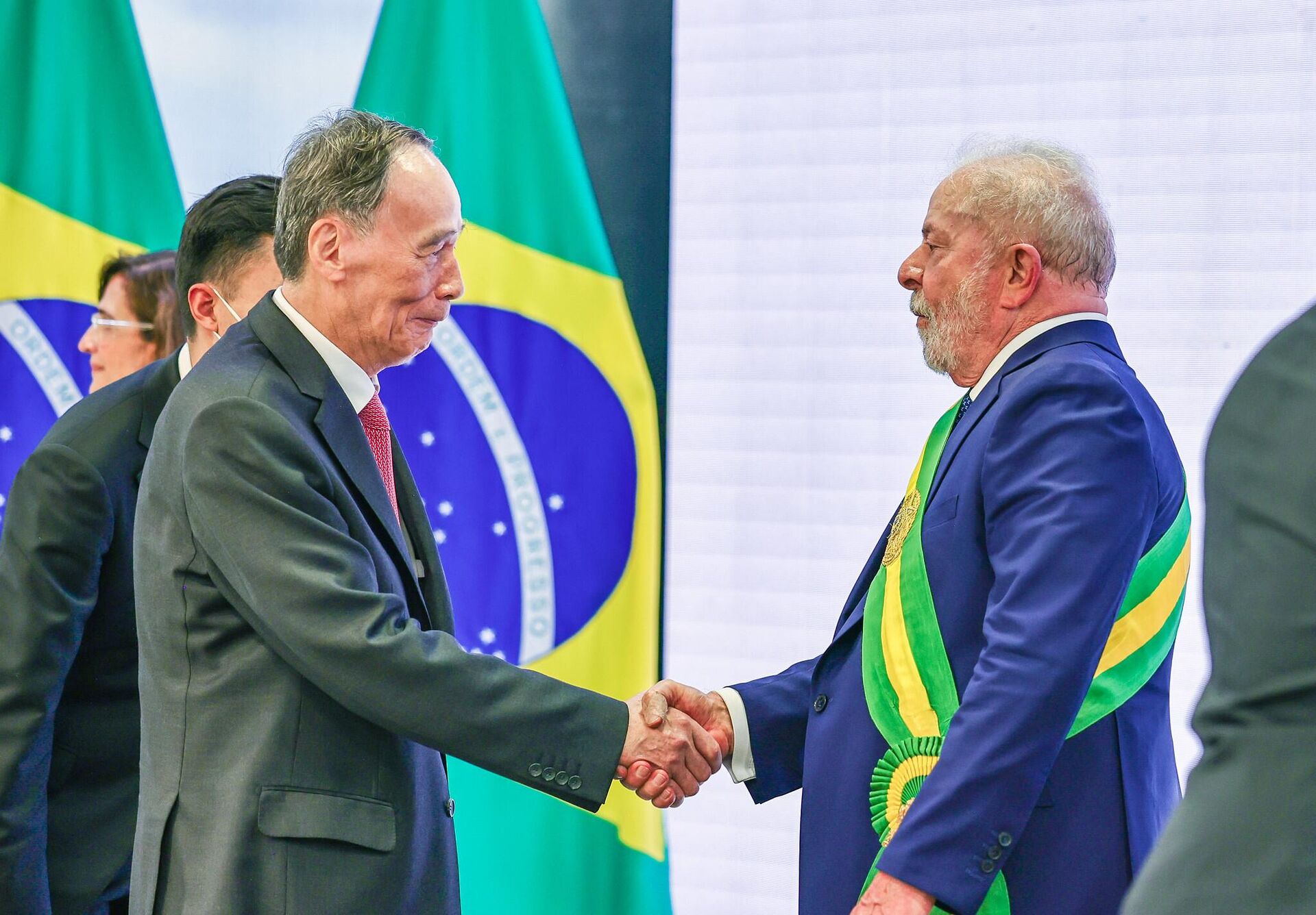 El vicepresidente chino, Wang Qishan, saluda al presidente Luiz Inácio Lula da Silva después de su toma de posesión. Brasilia, Brasil, 1 de enero de 2023 - Sputnik Mundo, 1920, 06.04.2023
