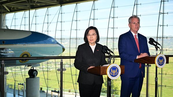 El presidente de la Cámara de Representantes de EEUU, Kevin McCarthy (derecha), con la jefa de la administración de Taiwán, Tsai Ing-wen (izquierda) - Sputnik Mundo