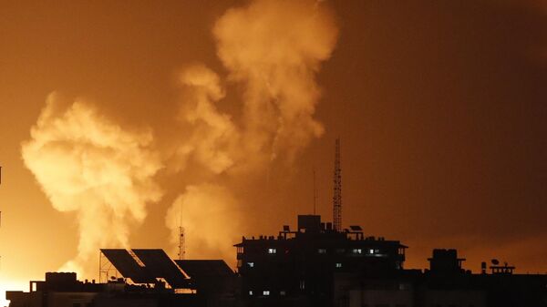 El humo sobre la Franja de Gaza después del ataque israelí - Sputnik Mundo