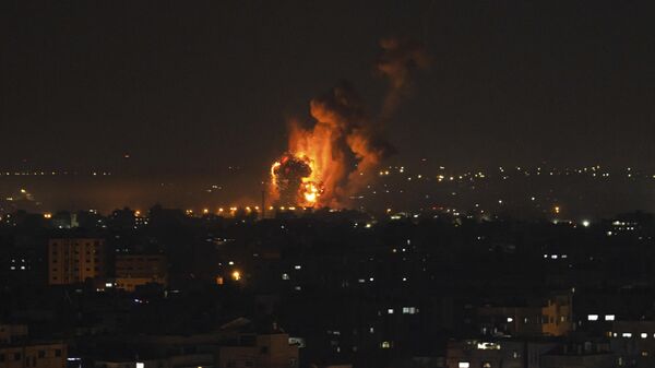 Fuego y humo tras un ataque aéreo israelí en Palestina - Sputnik Mundo
