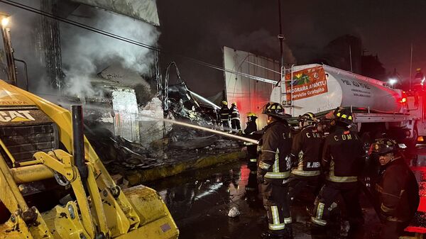 Los bomberos de la Ciudad de México controlaron y extinguieron el fuego en la Central de Abasto. - Sputnik Mundo