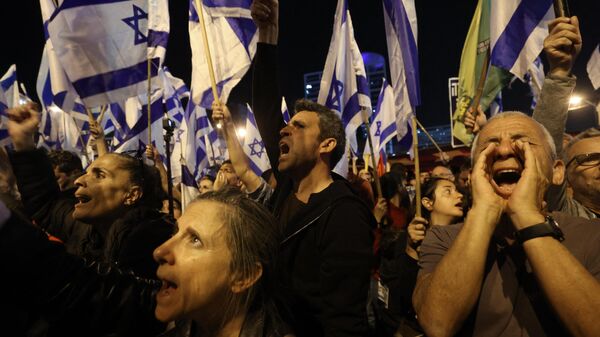 Israelíes inconformes con la propuesta de reforma judicial del primer ministro Benjamín Netanyahu se manifestaron en Tel Aviv este 8 de abril de 2023 - Sputnik Mundo