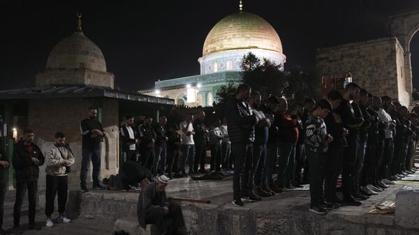 Fieles musulmanes rezan en las afueras de la mezquita de Al Aqsa - Sputnik Mundo