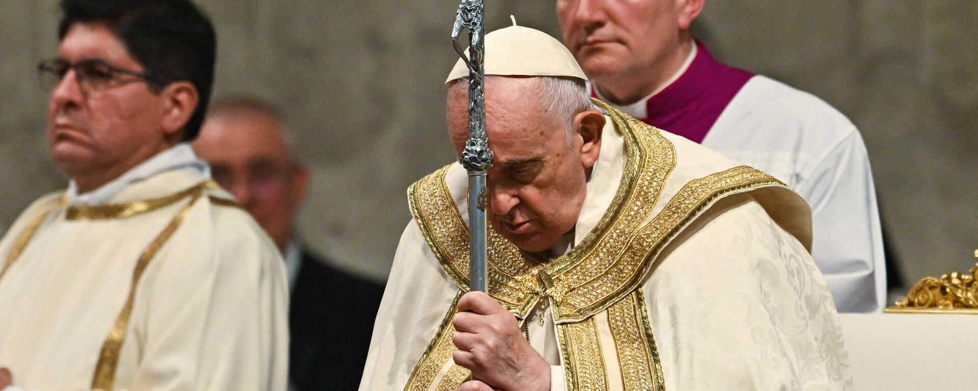 El Papa Francisco dirige la misa de la Vigilia Pascual el 8 de abril de 2023 en la basílica de San Pedro en El Vaticano - Sputnik Mundo, 1920, 01.05.2023
