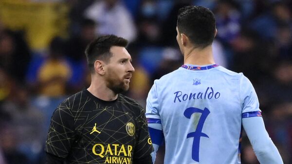 El argentino del PSG Lionel Messi y el portugués del Riyadh All-Star Cristiano Ronaldo durante el partido de fútbol entre el Riyadh All-Stars y el París Saint-Germain, el 19 de enero de 2023  - Sputnik Mundo