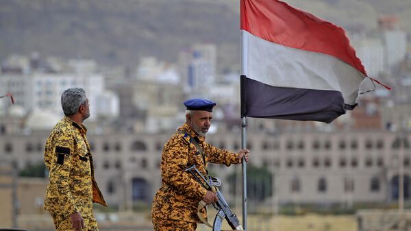 Combatientes leales a los grupos hutíes de Yemen montan guardia durante una concentración por el octavo aniversario de la intervención de Arabia Saudí en su país, en Saná, el 26 de marzo de 2023.  - Sputnik Mundo