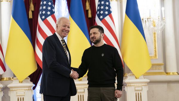 El presidente de EEUU, Joe Biden, y el presidente de Ucrania, Volodímir Zelenski  - Sputnik Mundo