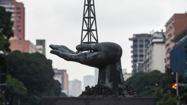 Vista de la escultura Monumento a la Paz frente a la sede de Petróleos de Venezuela (PDVSA) en Caracas, el 2 de diciembre de 2022.  - Sputnik Mundo