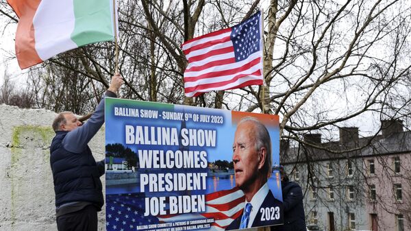 Ray Clarke, a la izquierda, y Eddie Ruane colocan banderas en Ballina, Irlanda, el martes 4 de abril de 2023.  - Sputnik Mundo